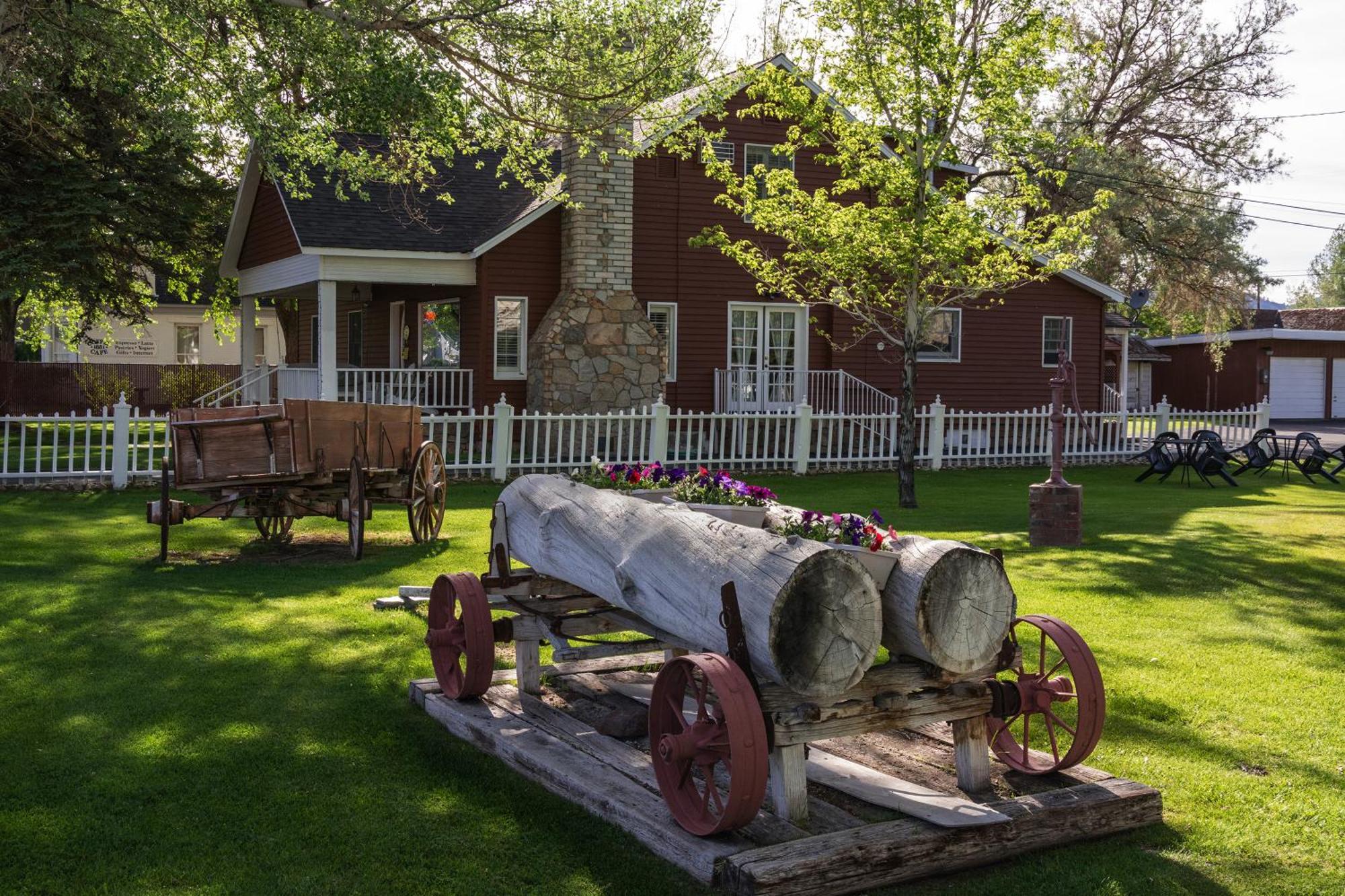 Silver Maple Inn And The Cain House Country Suites Bridgeport Exterior photo