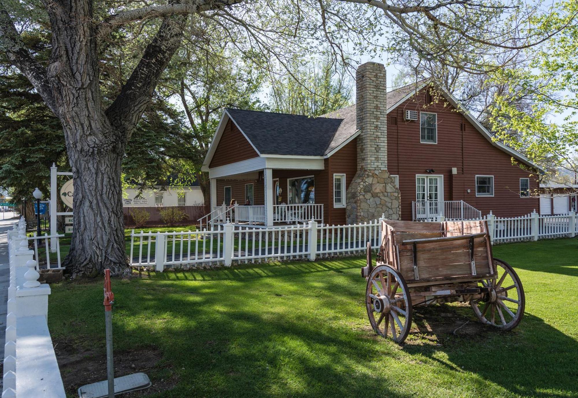 Silver Maple Inn And The Cain House Country Suites Bridgeport Exterior photo