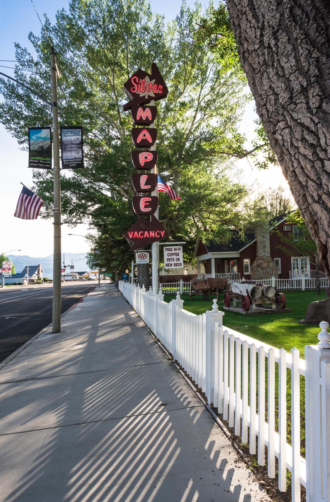 Silver Maple Inn And The Cain House Country Suites Bridgeport Exterior photo