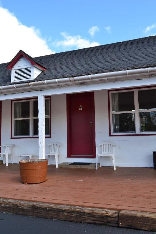 Silver Maple Inn And The Cain House Country Suites Bridgeport Room photo