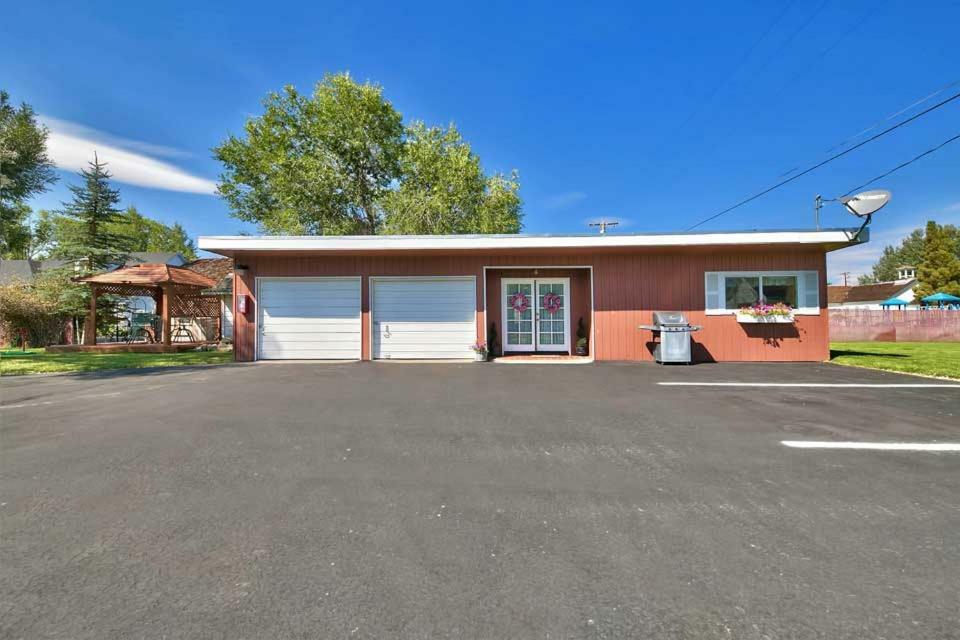 Silver Maple Inn And The Cain House Country Suites Bridgeport Exterior photo